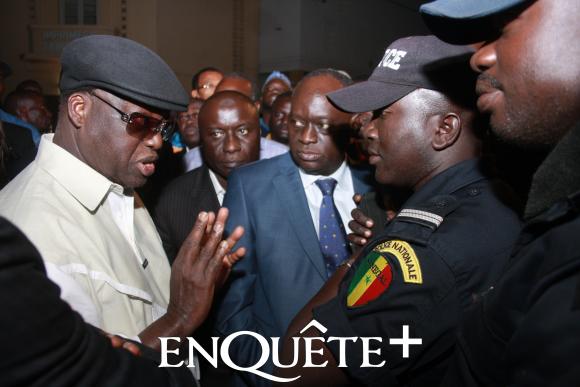 Niasse devant les locaux de la DIC avec un officier de Police