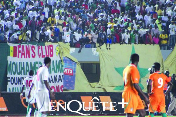 Sous le regard médusé des Lions et des Éléphants, les supporters sénégalais déchirent le drapeau national.